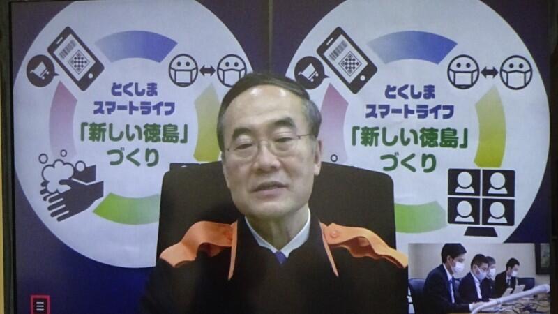 画像：記者からの質問に答える飯泉本部長（徳島県知事）